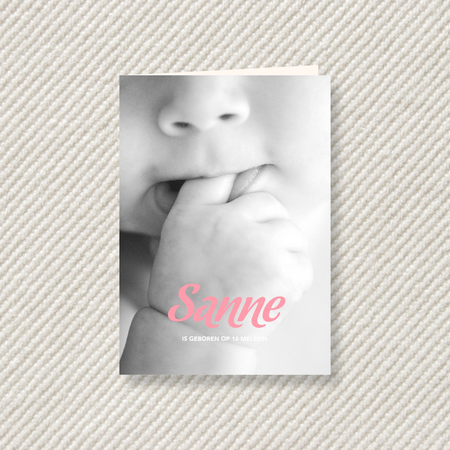 Geburtsanzeige Baby mit Finger im Mund (personalisiert)