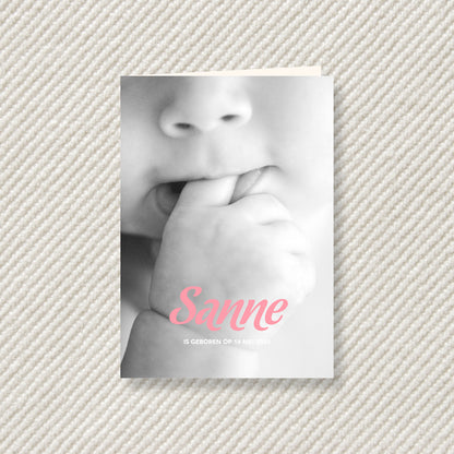 Geburtsanzeige Baby mit Finger im Mund (personalisiert)